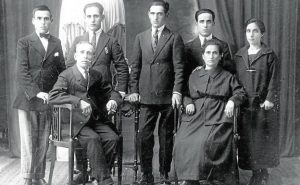 Fotografía de la familia Collado-Pérez, realizada en el año 1920, cedida por Andrés y Francesc Collado y que aparece en la publicación de Joaquín Ruiz y Cristina López.