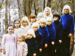 Parte de los niños robados y criados por Anne Hamilton-Byrne en su secta apocalíptica, entre LSD y maltratos varios