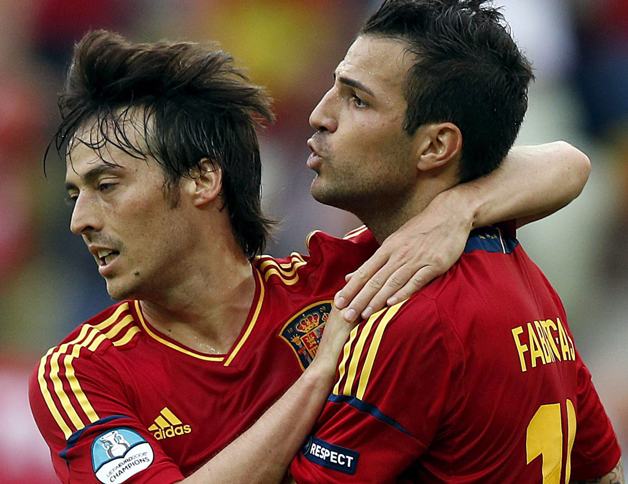 David Silva abraza a Cesc Fábregas en el gol de la selección ante Italia