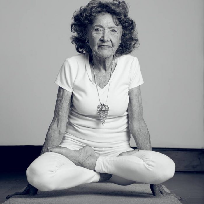 mujer-de-98-anos-practica-yoga-700x700
