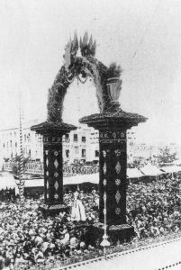 Arco sobre el Puente Viejo, por la Coronación del 29.