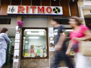 29/09/2016. En la tienda música Ritmo en la Calle Sociedad, Han dejado varios mensajes de condolencia en la pared por el fallecimiento del dueño