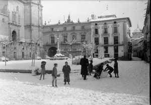 Un grupo de pequeños durante la nevada de 1951.