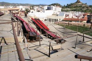 Las gradas que se hundieron tras la última actuación en el castillo. / P. CH.