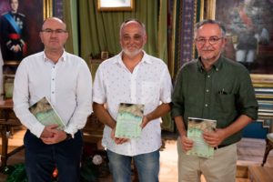 El investigador Joaquín Ruiz, flanqueado por el edil Pedro Martínez (i) y el cronista de Mazarrón, Mariano Guillén. / AYTO