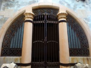 Fachada del panteón de Francisco Povo, con las cruces templarias. 