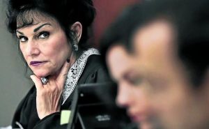 Juez Aquilina echándole un vistazo a Larry Nassar